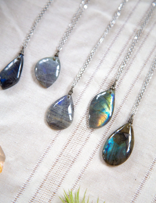 Minimalist Labradorite Necklace / Simple Labradorite Necklace / Labradorite Pennant On Chain / Small Teardrop Labradorite Necklace