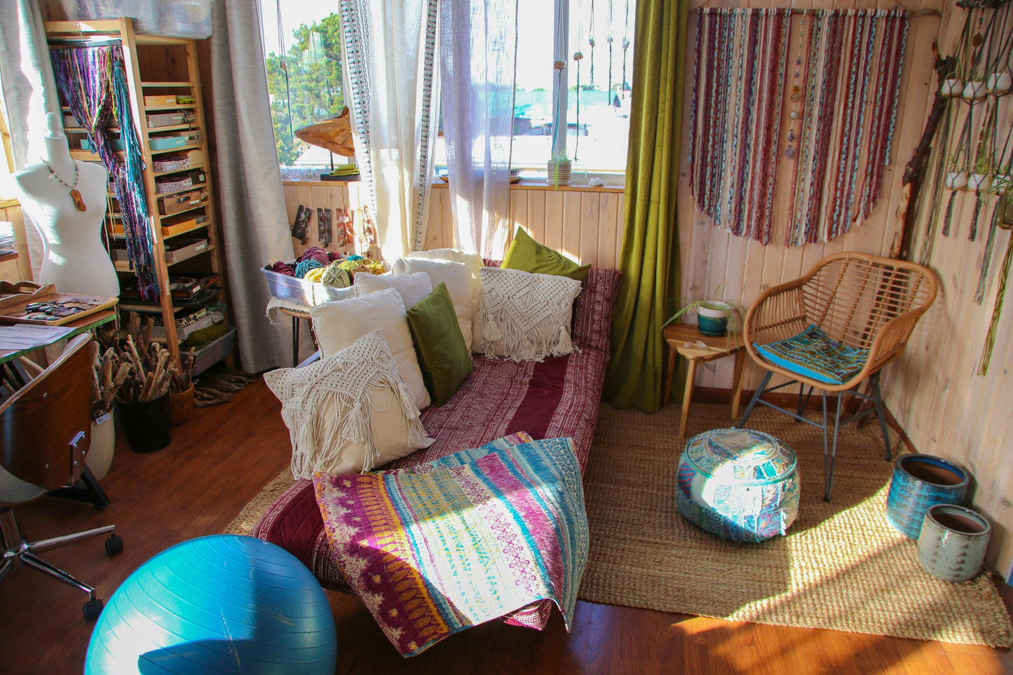 quartz crystal with hanger / mount ida arkansas quartz crystal / american quartz / window hanging decor / gemstones / earth home decor